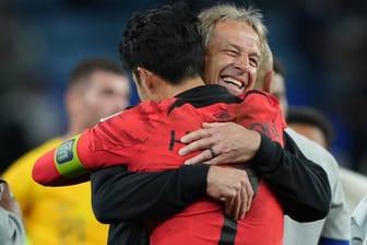 Überglücklich: Südkoreas Trainer Jürgen Klinsmann (r.) herzt Heung-min Son.