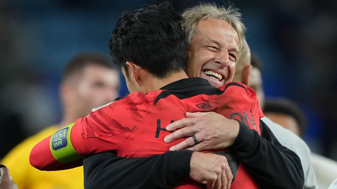 Überglücklich: Südkoreas Trainer Jürgen Klinsmann (r.) herzt Heung-min Son.