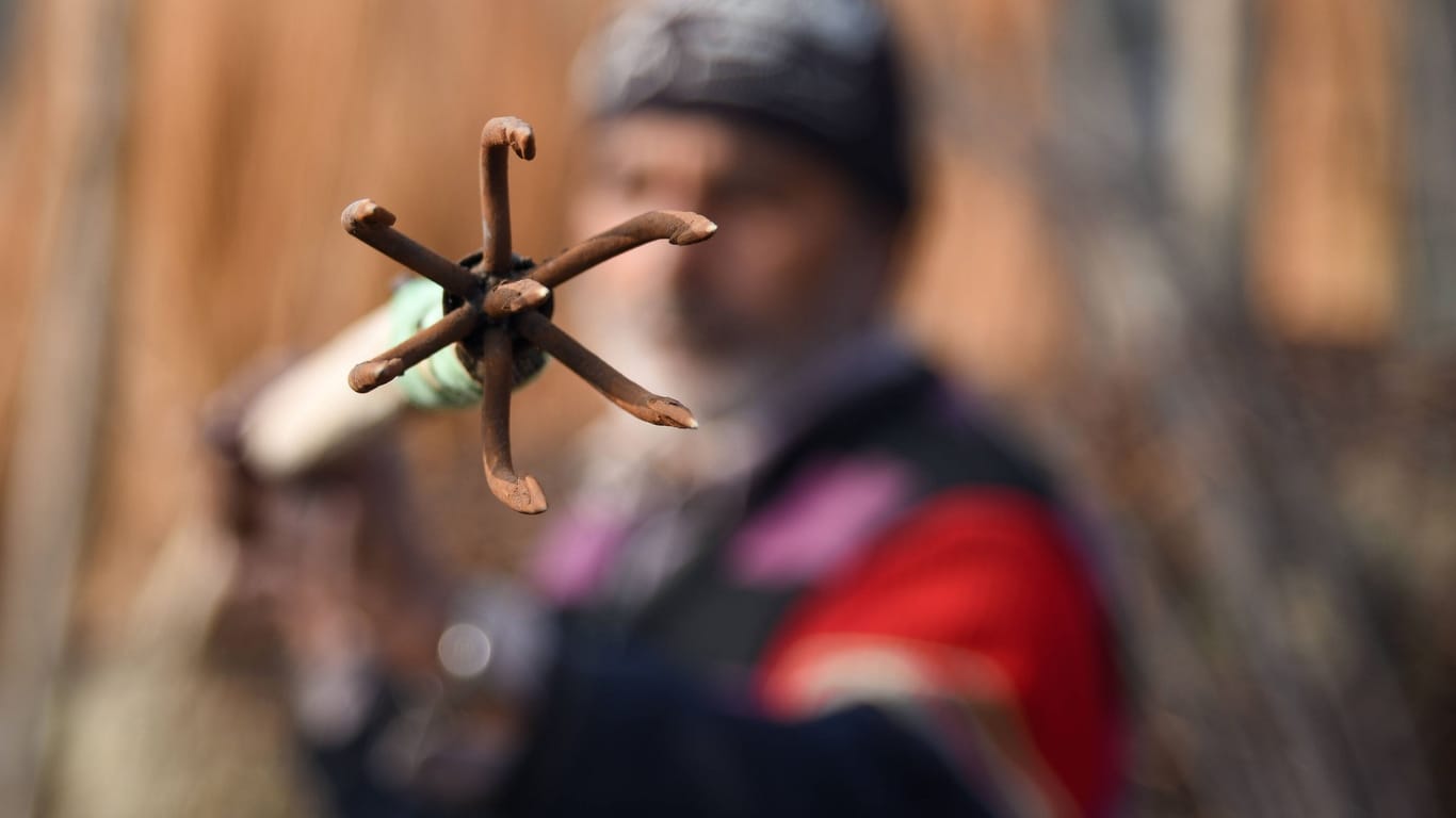 Mann mit Harpune (Symbolbild): In München ging ein Mann mit einer solchen Waffe auf die Jagd.