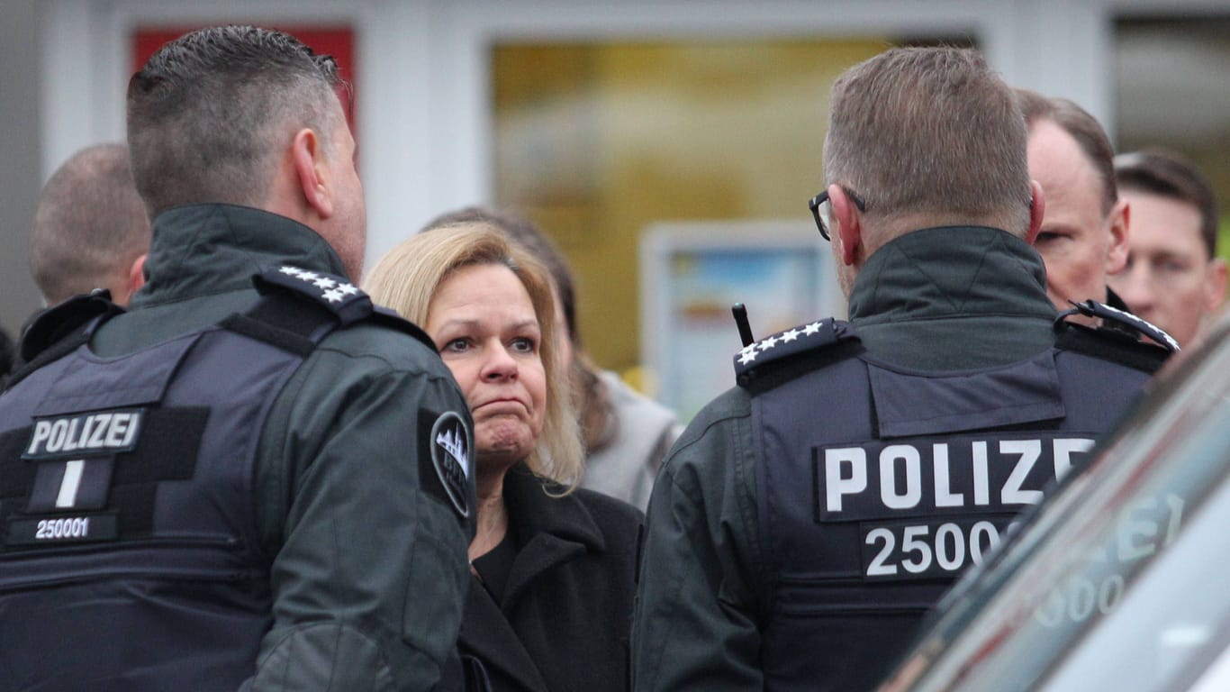 Bundesinnenministerin Nancy Faeser besucht den Tatort (Archivbild): Rechts im Bild ist USE-Chef Lars Eggers von hinten zu sehen.