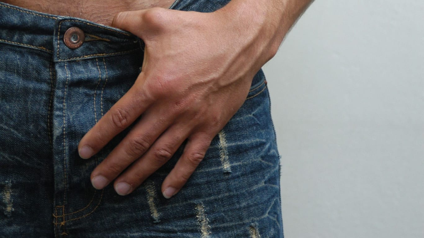 Beckenbereich eines Jeans tragenden Mannes