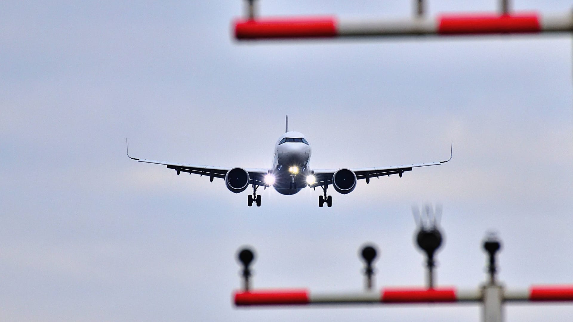 Lufthansa-Maschine bei der Landung (Symbolfoto): Tausende sind von dem neuesten Streik betroffen. Lufthansa-Maschine bei der Landung (Symbolfoto): Tausende sind von dem neuesten Streik betroffen.
