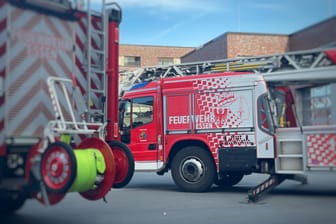 Ein Einsatzfahrzeug der Feuerwehr Essen (Symbolfoto): Am Sonntag gingen mehrere Alarme gleichzeitig ein, was die Einsatzstelle fast an ihre Kapazitätsgrenze brachte.