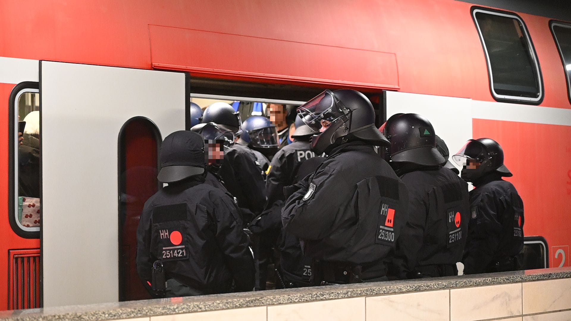 Hamburg: Im Rahmen der Kontrolle wurden 855 HSV-Fans von etwa 400 Einsatzkräften am Bahnhof Bergedorf überprüft.