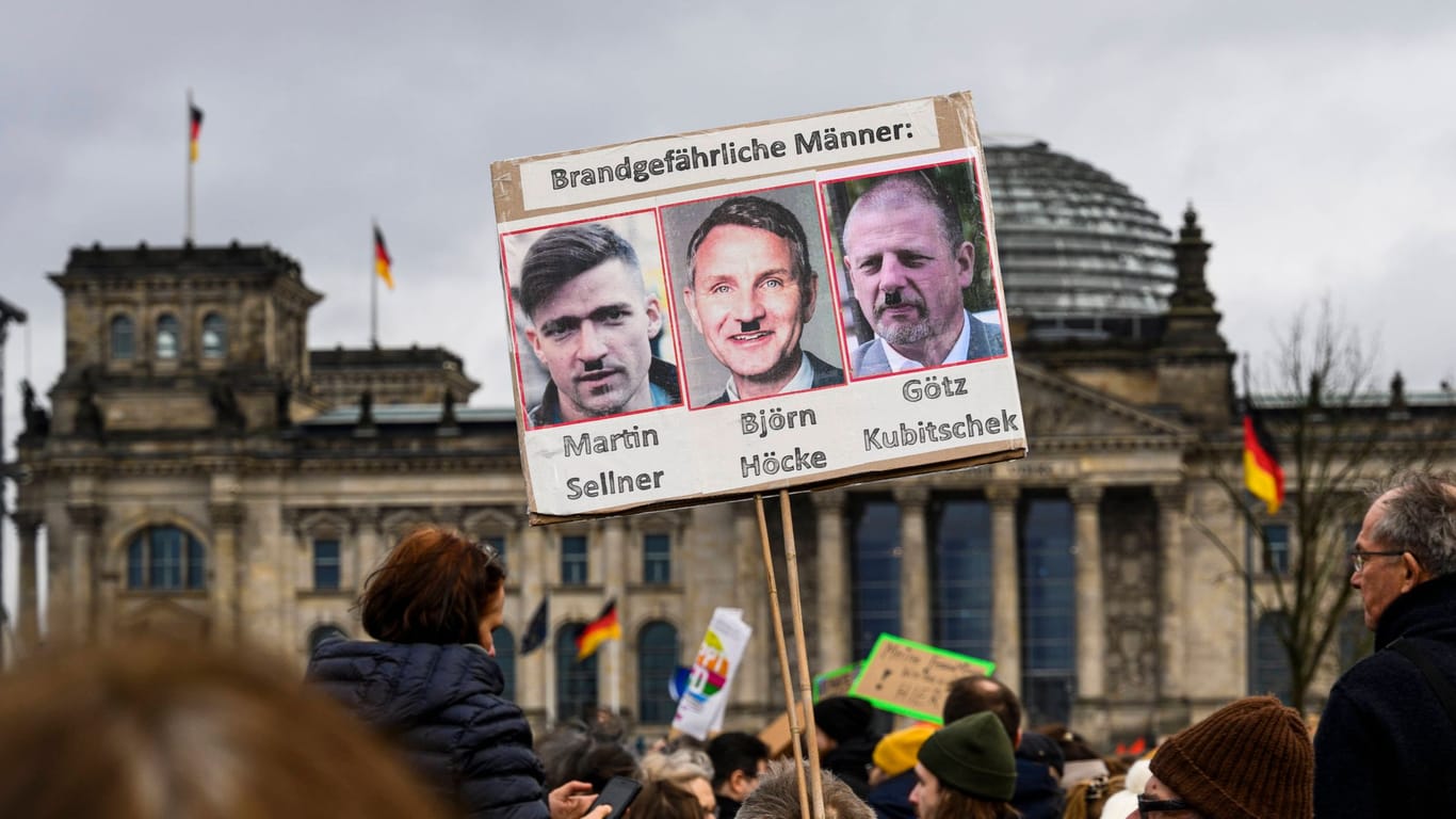 Demo gegen Rechtsextremismus: Auf einem Plakat in Berlin ist Sellner neben Björn Höcke und Götz Kubitschek zu sehen.
