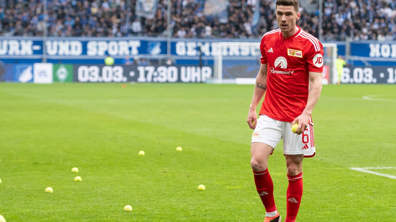 Auch bei Hoffenheim gegen Union flogen Tennisbälle: DFB-Star Robin Gosens sammelte einige auf.