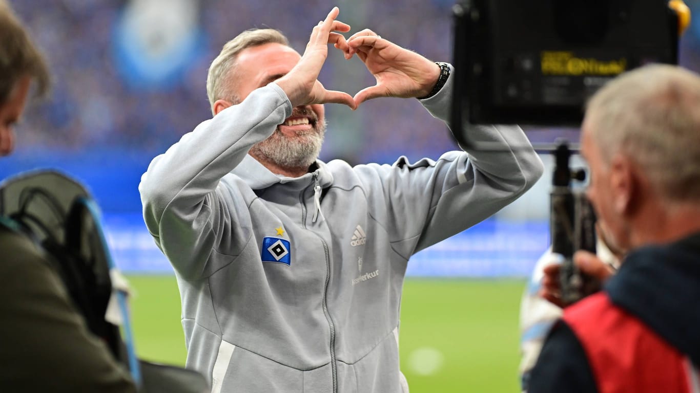 Ein Herz für die Fans (Archivbild): Tim Walter hat einen Abschiedsbrief an den HSV geschrieben.