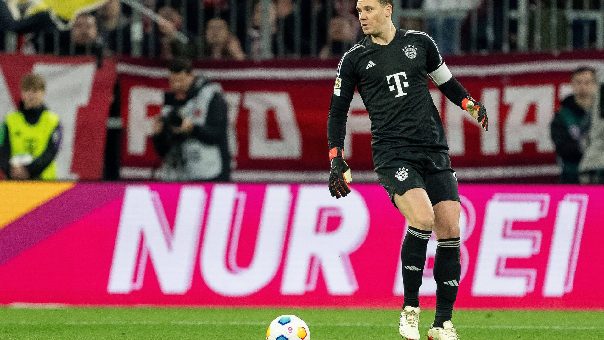 Manuel Neuer: Startete direkt mit einem schlimmen Fehlpass in die Partie (1.). Leistete sich auch danach noch einige unsaubere Abspiele und Fehlpässe (51.). Auf der Linie war er dann aber gleich mehrfach zur Stelle (53., 54. 64.). Rettete mit einer Weltklasseparade gegen Sesko (61.). Note 2