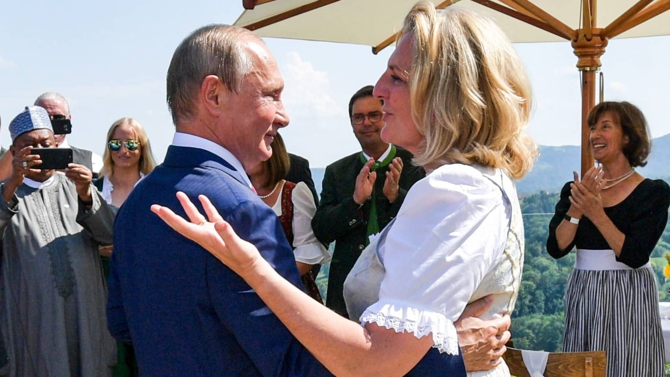 Wladimir Putin 2018 bei der Hochzeit von Karin Kneissl: Russlands Präsident war zu Gast bei der Hochzeit der damaligen Außenministerin Österreichs.