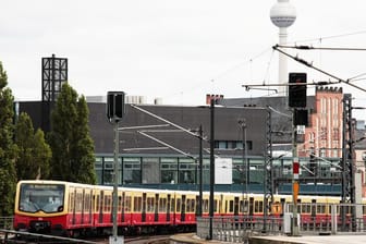 Eine S-Bahn verlässt den Berliner Hauptbahnhof.