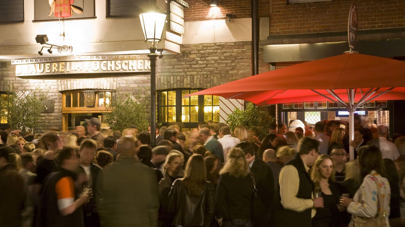 Nachtschwärmer in der Altstadt (Symbolfoto): Schon bald soll hier ein beliebter Club wieder öffnen.