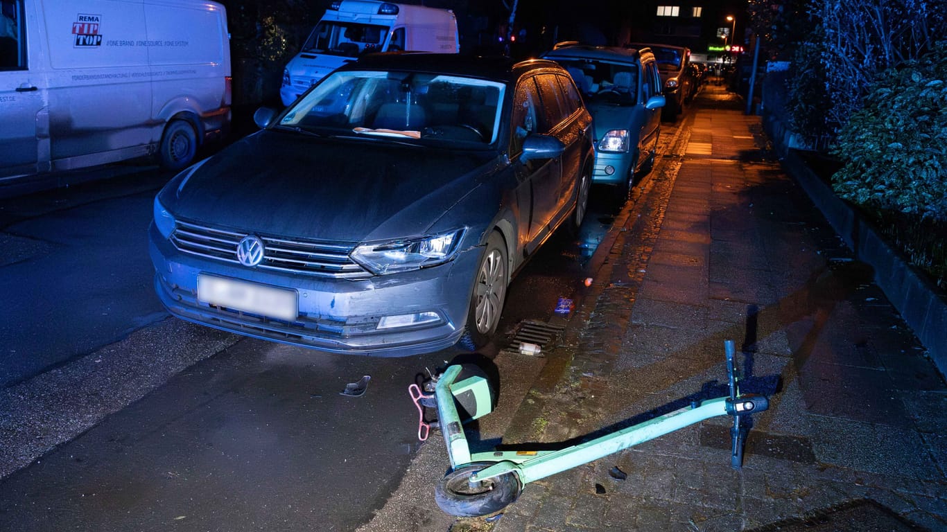 In Essen soll ein Mann gezielt mit dem Auto angefahren worden sein: Auch ein PKW und ein E-Scooter wurden dabei beschädigt.