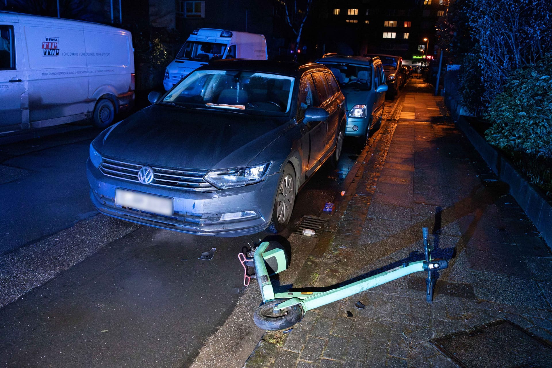 In Essen soll ein Mann gezielt mit dem Auto angefahren worden sein: Auch ein PKW und ein E-Scooter wurden dabei beschädigt.