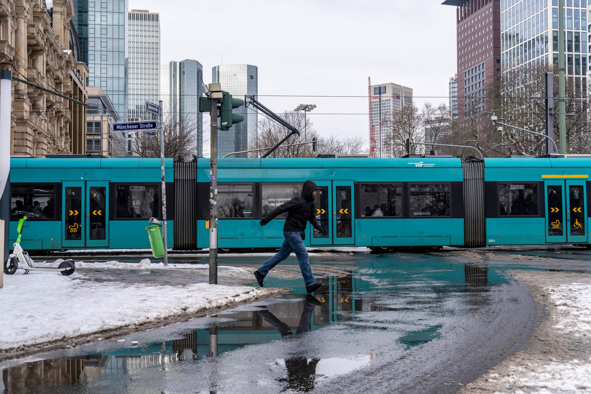 Straßenbahn rollt im Winter durch die City (Symbolfoto): Zum Wochenende fallen hier viele Bahnen aus.