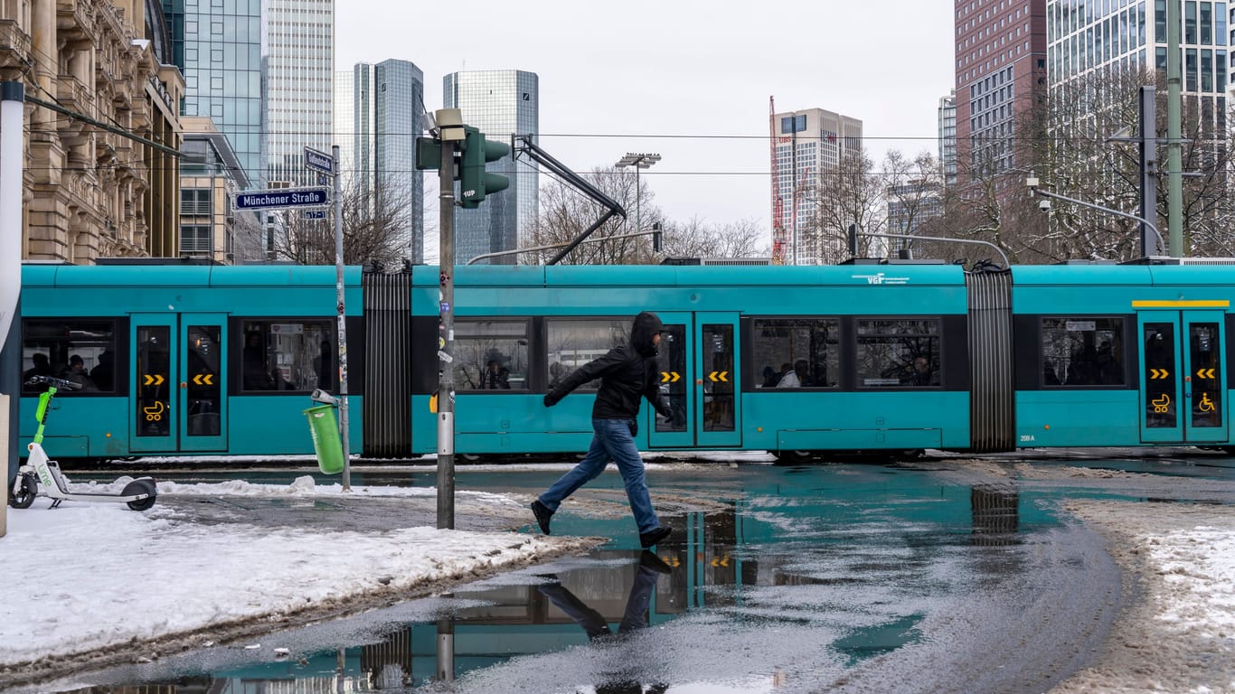 Straßenbahn rollt im Winter durch die City (Symbolfoto): Zum Wochenende fallen hier viele Bahnen aus.
