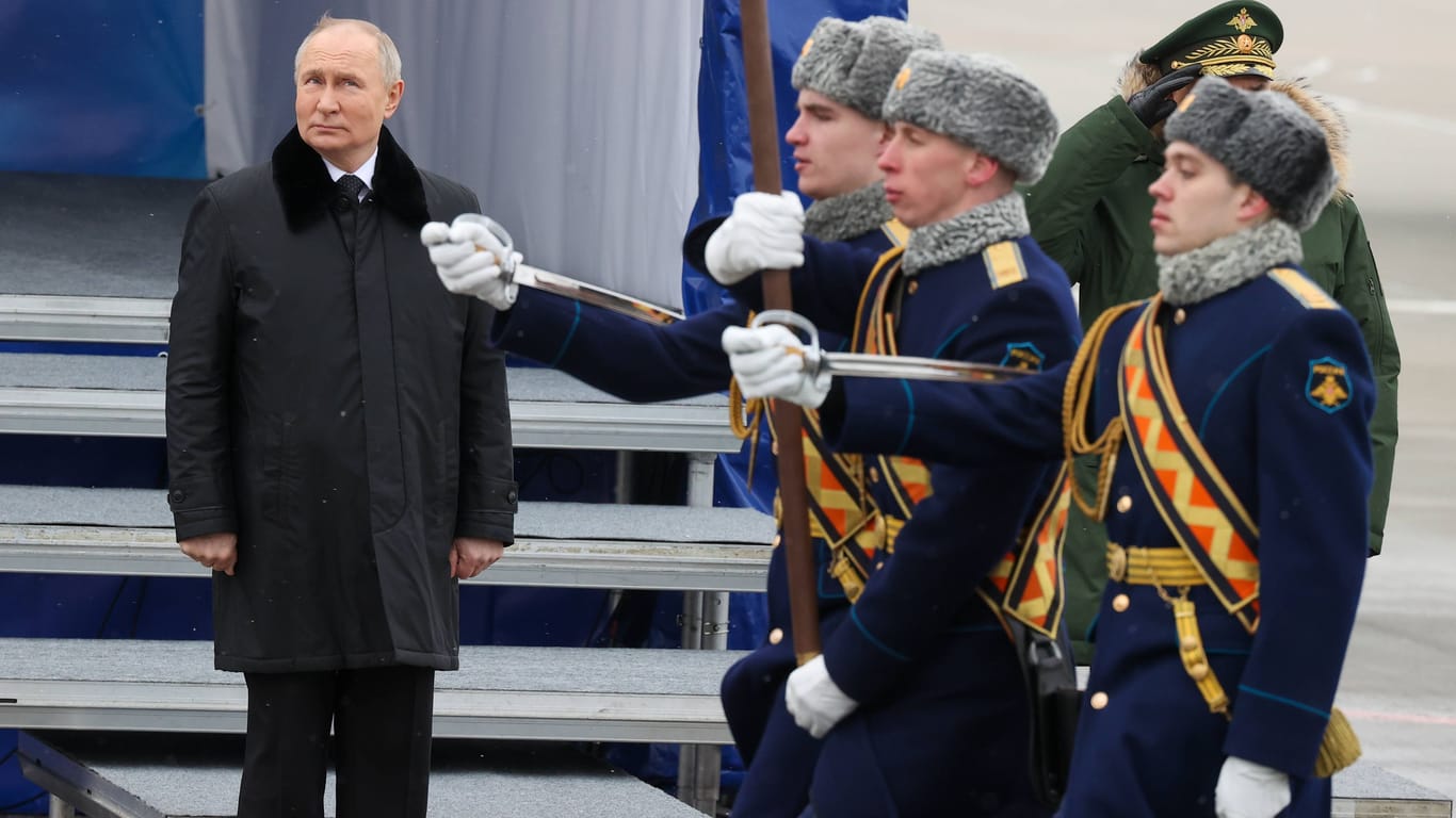 Putin bei einer Militärparade auf einem Flugplatz in der Nähe von Moskau.