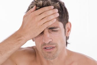 Ein Mann fasst sich an den Kopf (Symbolbild): Kopfschmerzen gehören zu den häufigsten Arten chronischer Schmerzen.