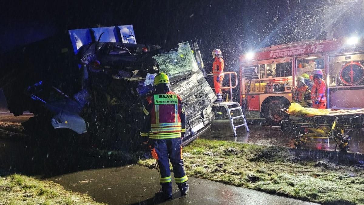 Die Unfallstelle: Der Fahrer musste aus der stark deformierten Fahrerkabine befreit werden. Die Unfallstelle: Der Fahrer musste aus der stark deformierten Fahrerkabine befreit werden.