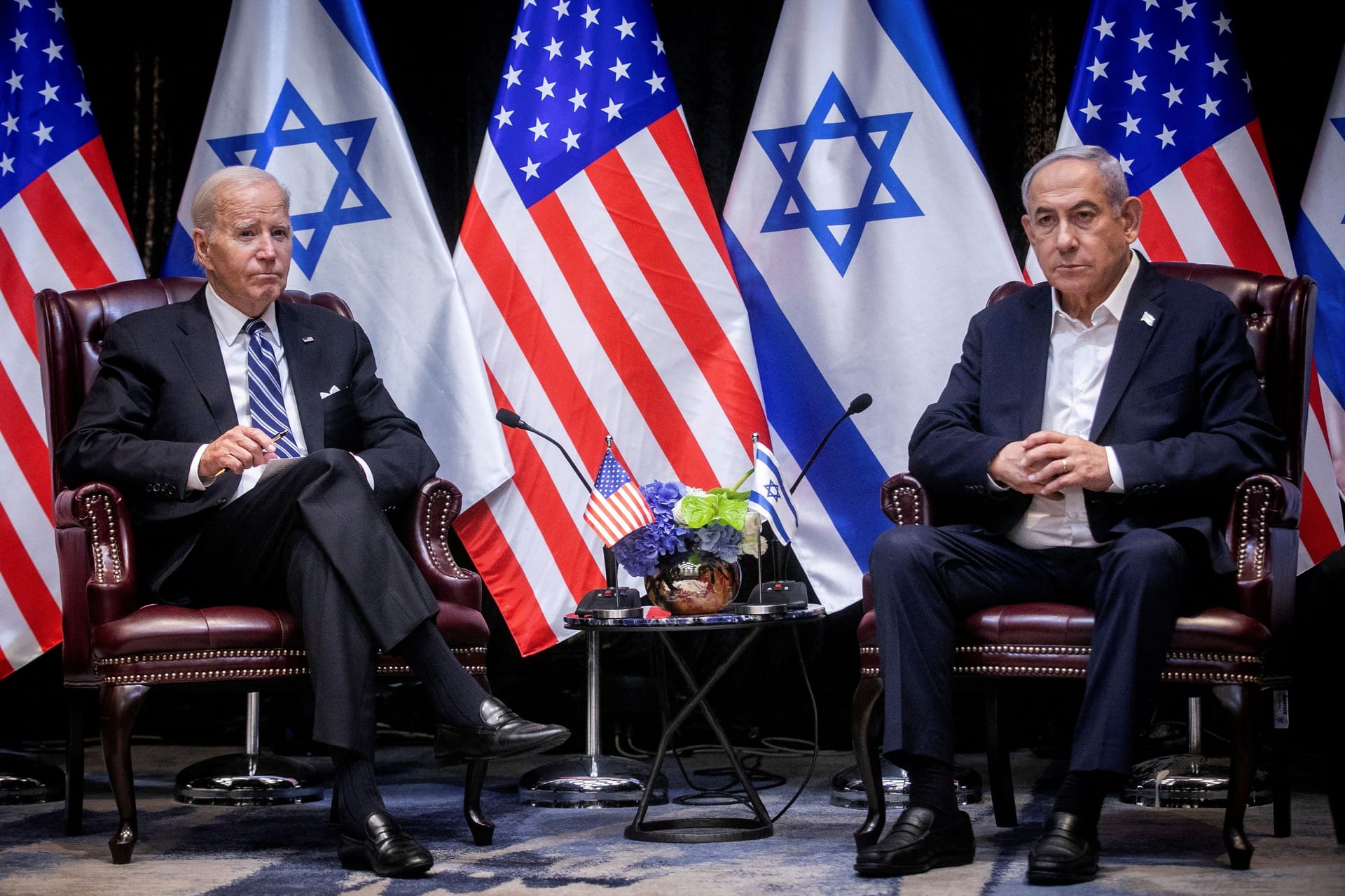 US-Präsident Joe Biden (l) neben Benjamin Netanjahu, Israels Ministerpräsident (Archivbild): Washington zeigt sich zunehmend kritisch gegenüber dem Vorgehen der israelischen Armee in Gaza.