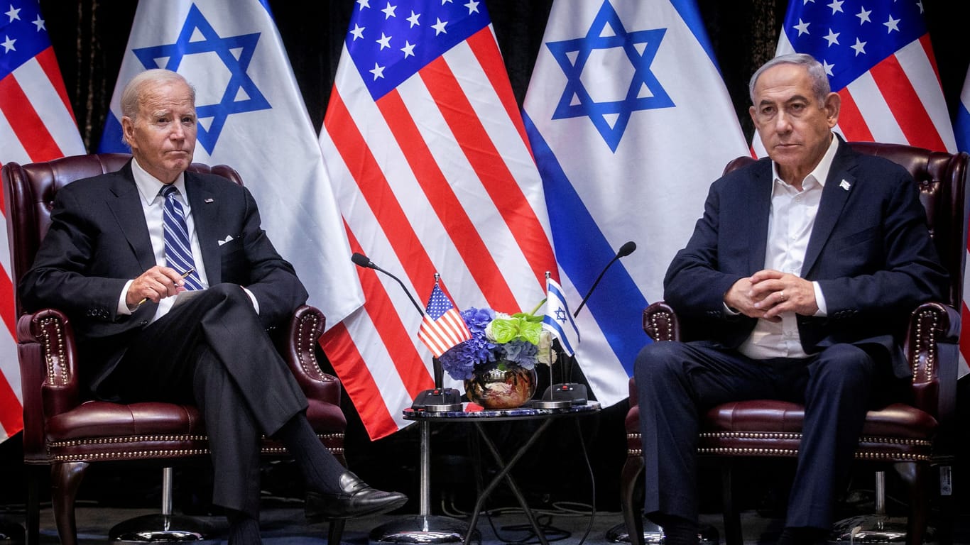US-Präsident Joe Biden (l) neben Benjamin Netanjahu, Israels Ministerpräsident (Archivbild): Washington zeigt sich zunehmend kritisch gegenüber dem Vorgehen der israelischen Armee in Gaza.