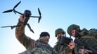 Russische Soldaten mit Drohne: Künstliche Intelligenz wird längst im Krieg eingesetzt.