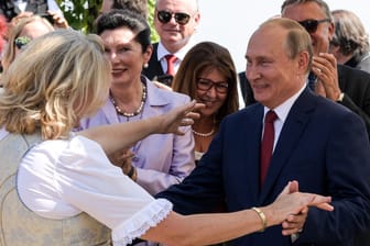 Wladimir Putin 2018 mit Karin Kneissl: Russlands Präsident tanzte auf der Hochzeit der damaligen Außenministerin Österreichs.