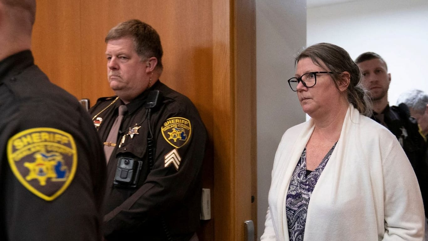 Die Mutter des Todeschützen von Michigan vor Gericht: Es ist das erste Mal, dass sich die Mutter eines Amokläufers vor der Justiz verantworten muss.