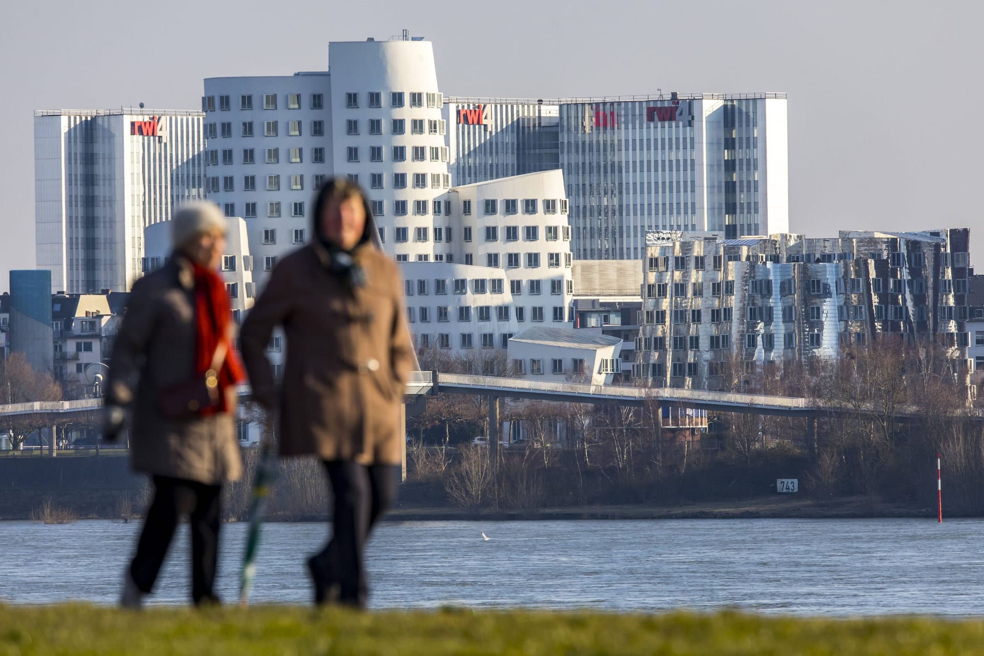 Düsseldorf (Symbolbild): Spaziergänger am Rhein.