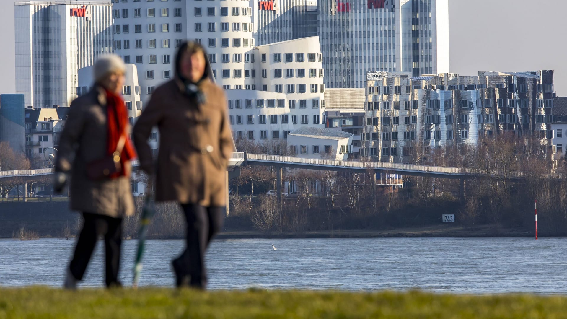 Düsseldorf (Symbolbild): Spaziergänger am Rhein.