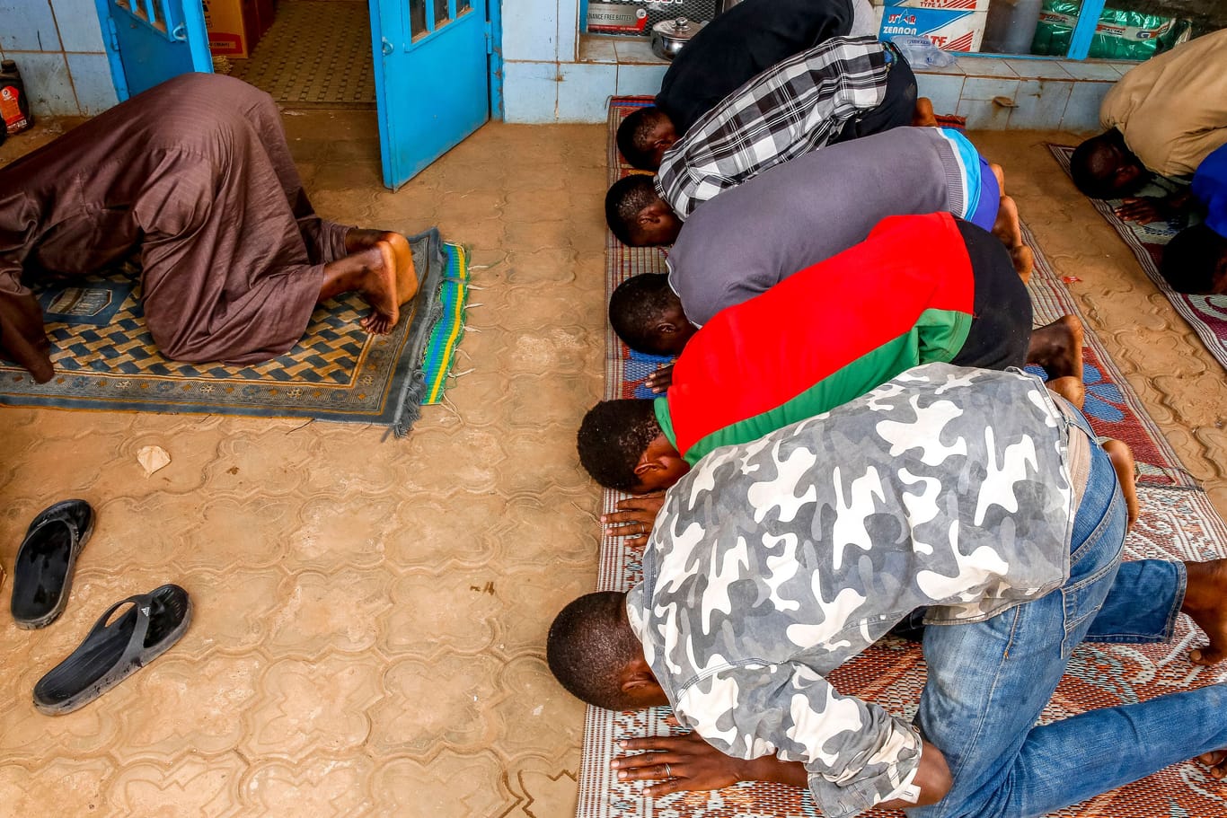 Gläubige Moslems beim Gebet in Burkina Faso (Archivbild): Bei einem Anschlag wurden dutzende Gläubige getötet.