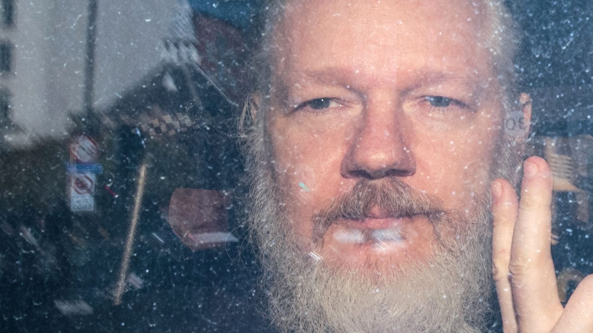 Julian Assange: Held der freien Presse oder Staats-Verräter?