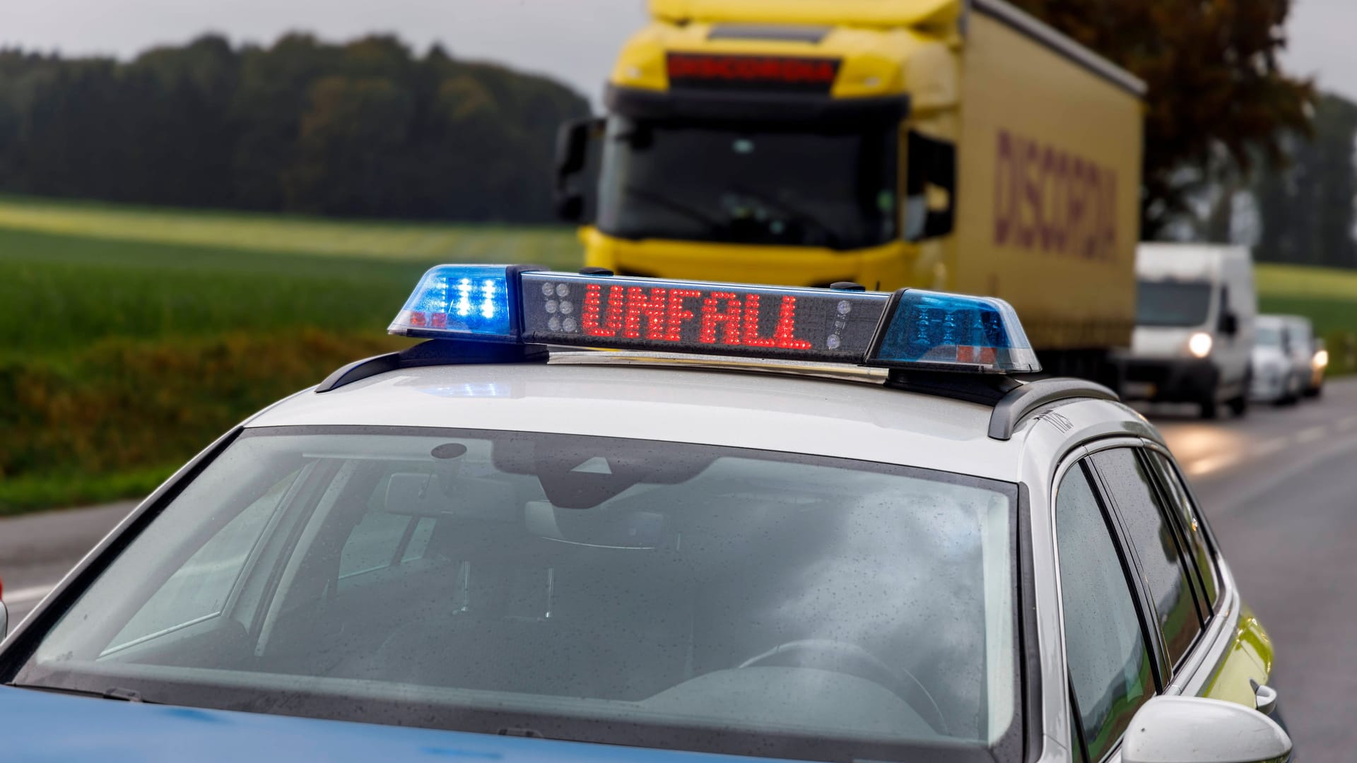 Ein Polizeiauto weist auf eine Unfallstelle hin (Symbolbild): Die Strecke musste für zwei Stunden komplett gesperrt werden. Ein Polizeiauto weist auf eine Unfallstelle hin (Symbolbild): Die Strecke musste für zwei Stunden komplett gesperrt werden.