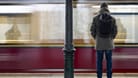 Ein Mensch steht am S-Bahnhof, während die S-Bahn einfährt (Archivbild): Ein nächtlicher Ausflug auf die Gleise kostete einen Mann seinen Arm.