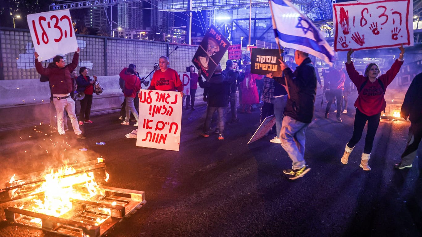 Protestierende in Tel Aviv: Sie verlangen die Freilassung der Geiseln aus der Gefangenschaft der Hamas.