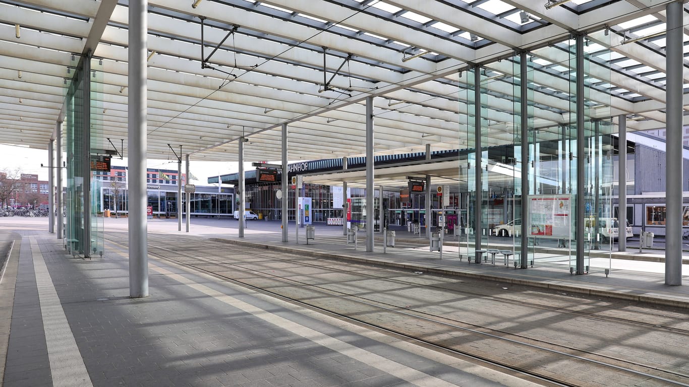 Leerer Busbahnhof in Braunschweig: Am Freitag fährt vielerorts nichts.