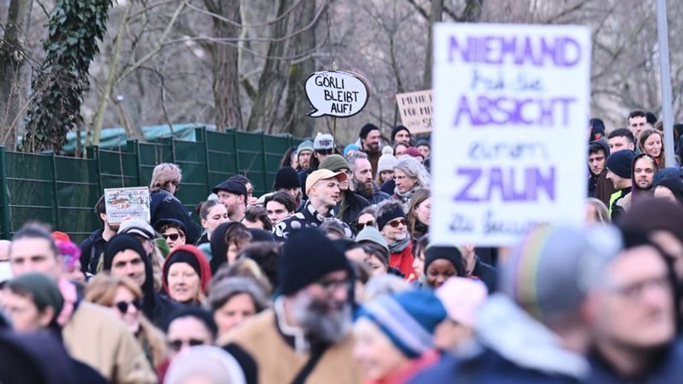 "Görli bleibt auf" steht auf einem Plakat bei einer Demonstration