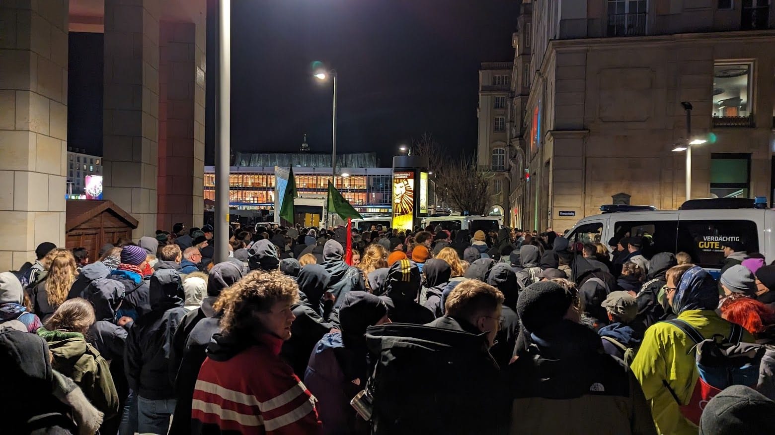 Hunderte Teilnehmer an der spontanen Gegendemo: An der Kreuzkirche war nach 20 Uhr kein Durchkommen mehr.