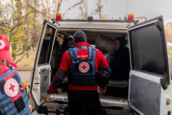 Ein Helfer des Ukrainischen Roten Kreuzes (Archivbild): Viele Hilfsorganisationen müssen priorisieren, wo sie helfen.