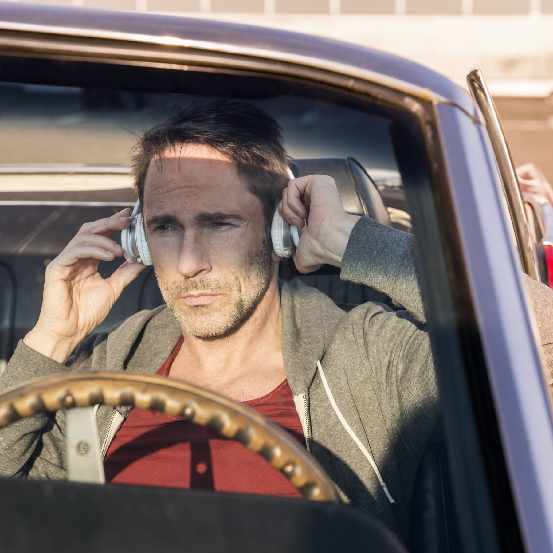 Kopfhörer beim Autofahren - Verkehrssicherheit 2024