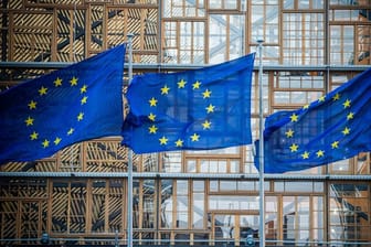 Flaggen der EU (Symbolbild): Das Bundesjustizministerium und das Bundesfinanzministerium könnten die Pläne zum Lieferkettengesetz nicht mittragen.