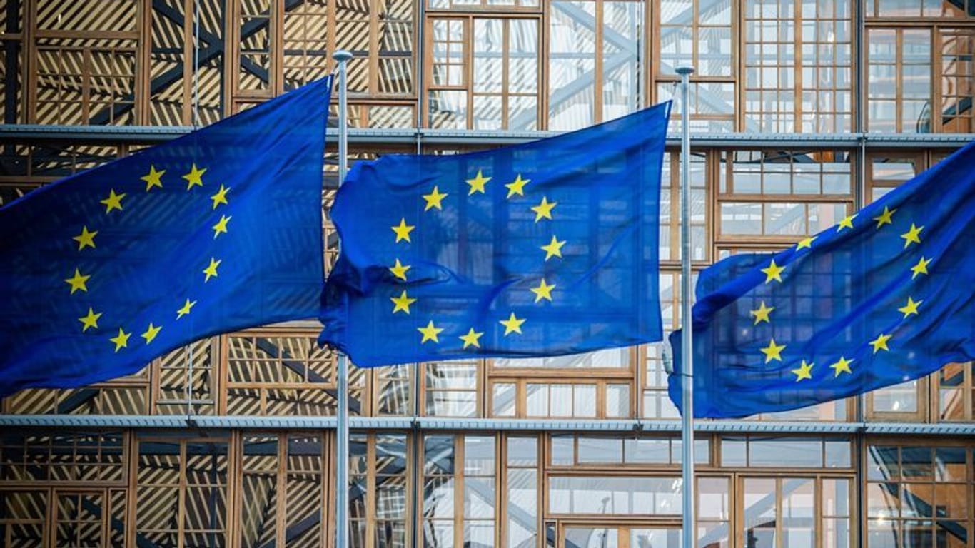 Flaggen der EU (Symbolbild): Das Bundesjustizministerium und das Bundesfinanzministerium könnten die Pläne zum Lieferkettengesetz nicht mittragen.