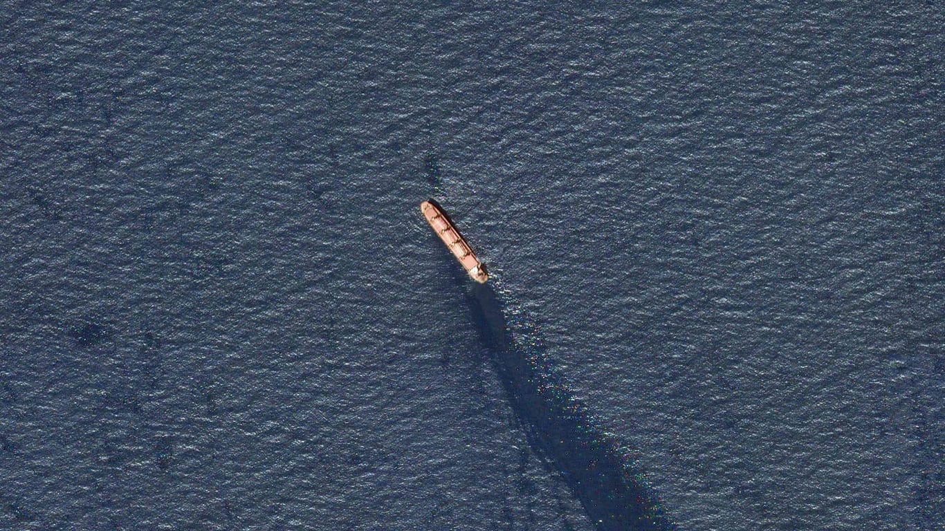 Eine Luftaufnahme zeigt den Ölteppich, den der beschädigte Frachter "Rubymar" hinter sich herzieht.