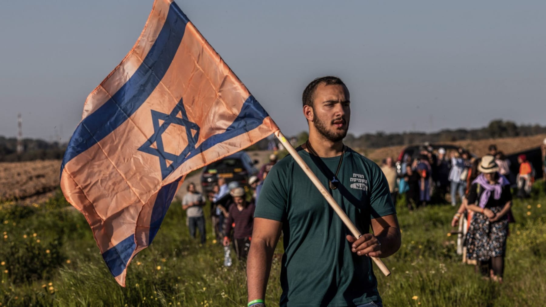 Los colonos asaltan un puesto de control en el cruce de Gaza