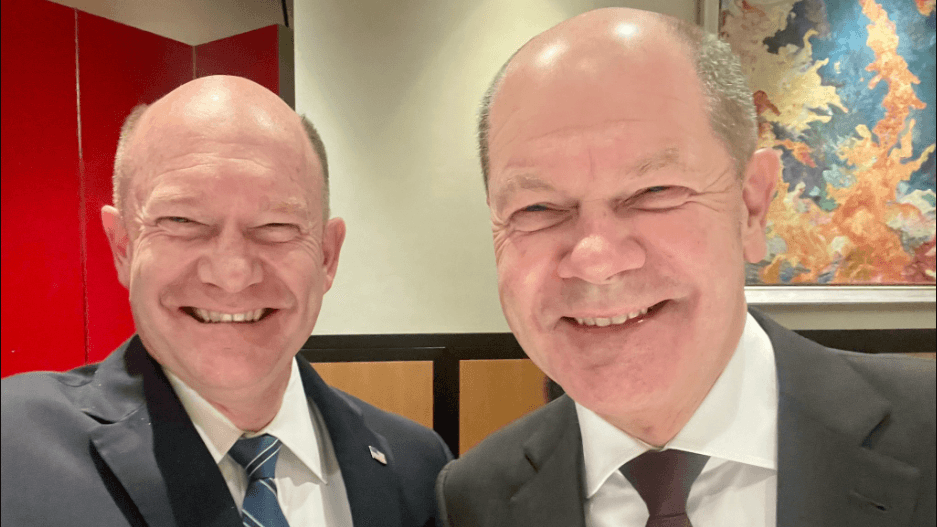 Chris Coons (l.) und Olaf Scholz: Die beiden Politiker haben sich bei dem USA-Besuch des Kanzlers getroffen.