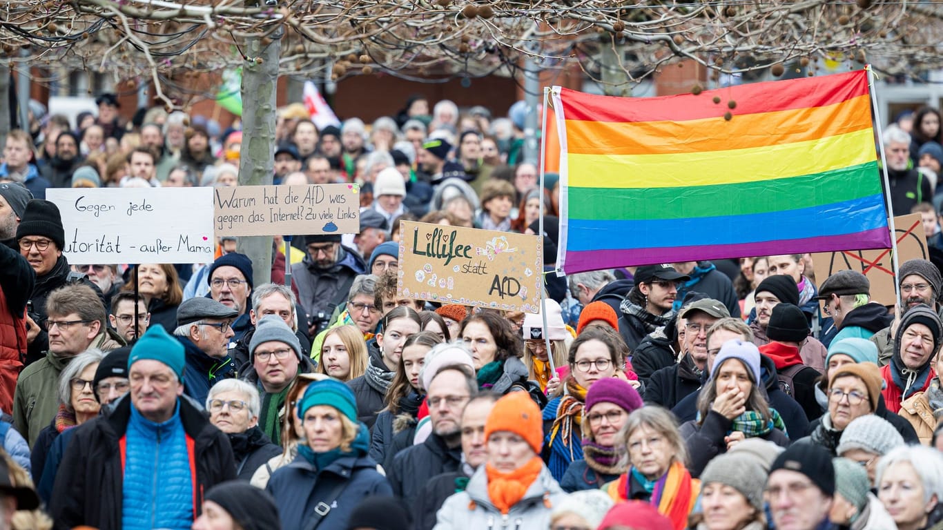 Zahlreiche Menschen nehmen mit Schildern an einer Demonstration auf dem Platz der Göttinger Sieben am Landtag teil.