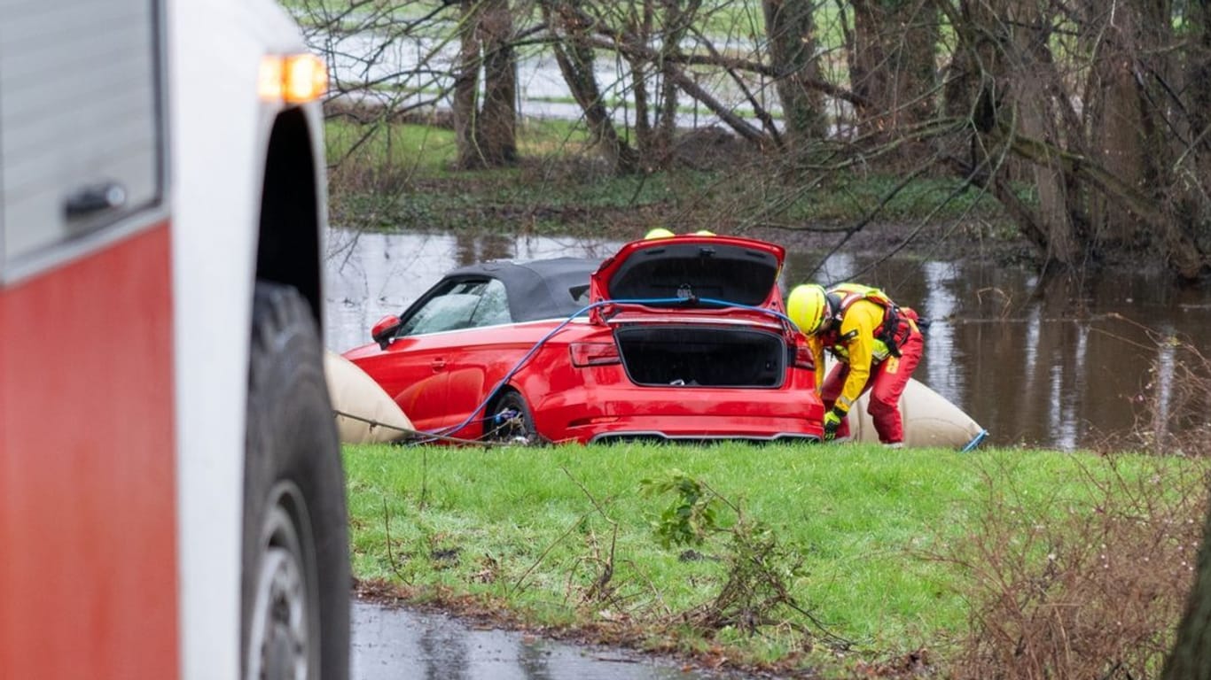 Rettung eines versunkenen Autos in Wienhausen: Die Fahrerin konnte gerettet werden.