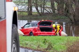Rettung eines versunkenen Autos in Wienhausen: Die Fahrerin konnte gerettet werden.