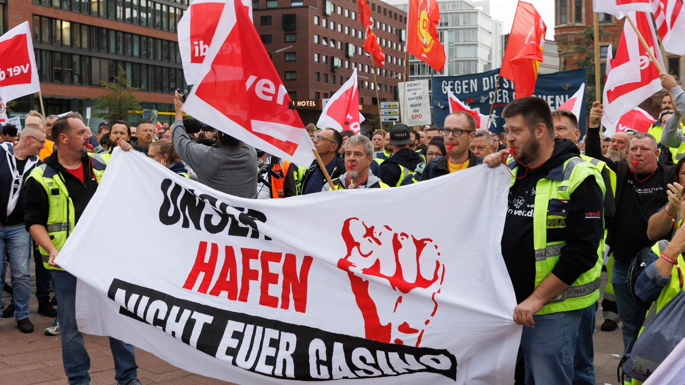 HHLA-Beschäftigte demonstrieren im September 2023 gegen den Anteilsverkauf an MSC: Nun hat Verdi zu neuen Protesten aufgerufen.