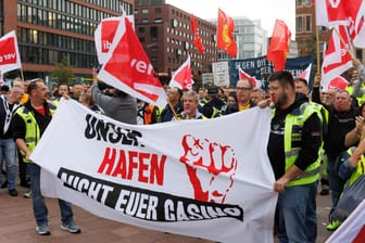 HHLA-Beschäftigte demonstrieren im September 2023 gegen den Anteilsverkauf an MSC: Nun hat Verdi zu neuen Protesten aufgerufen.