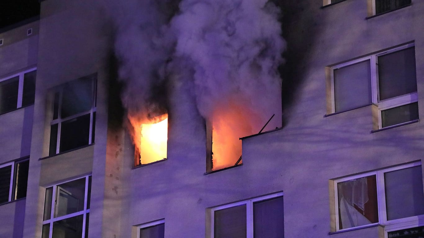Dresden: In der fünften Etage eines Mehrfamilienhauses kam es zu einem Wohnungsbrand. Der Bewohner der Wohnung trug Brandverletzungen davon und wurde verletzt und ins Krankenhaus eingeliefert.
